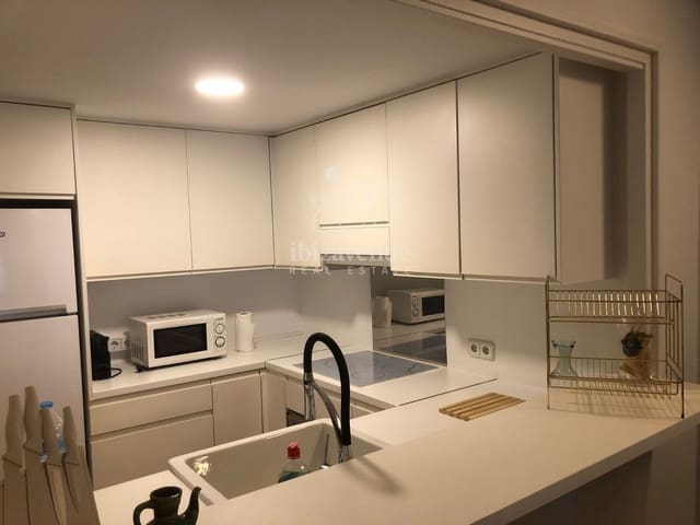 2 slaapkamer Flat te huur in Ibiza dorp met zwembad - € 5.850 (Ref: 7977830)