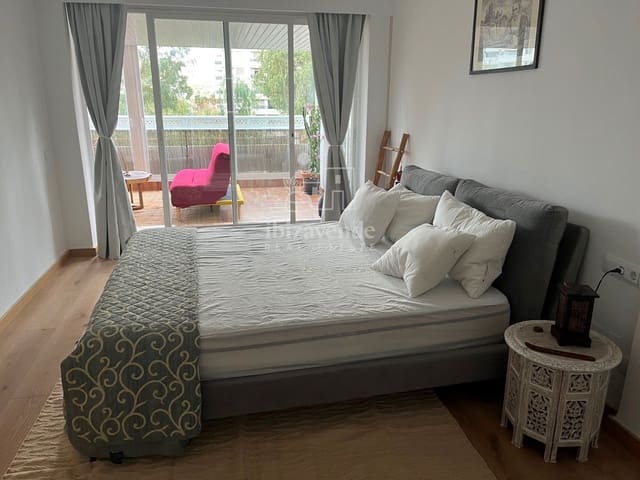 2 slaapkamer Flat te huur in Ibiza dorp met zwembad - € 5.850 (Ref: 7977830)