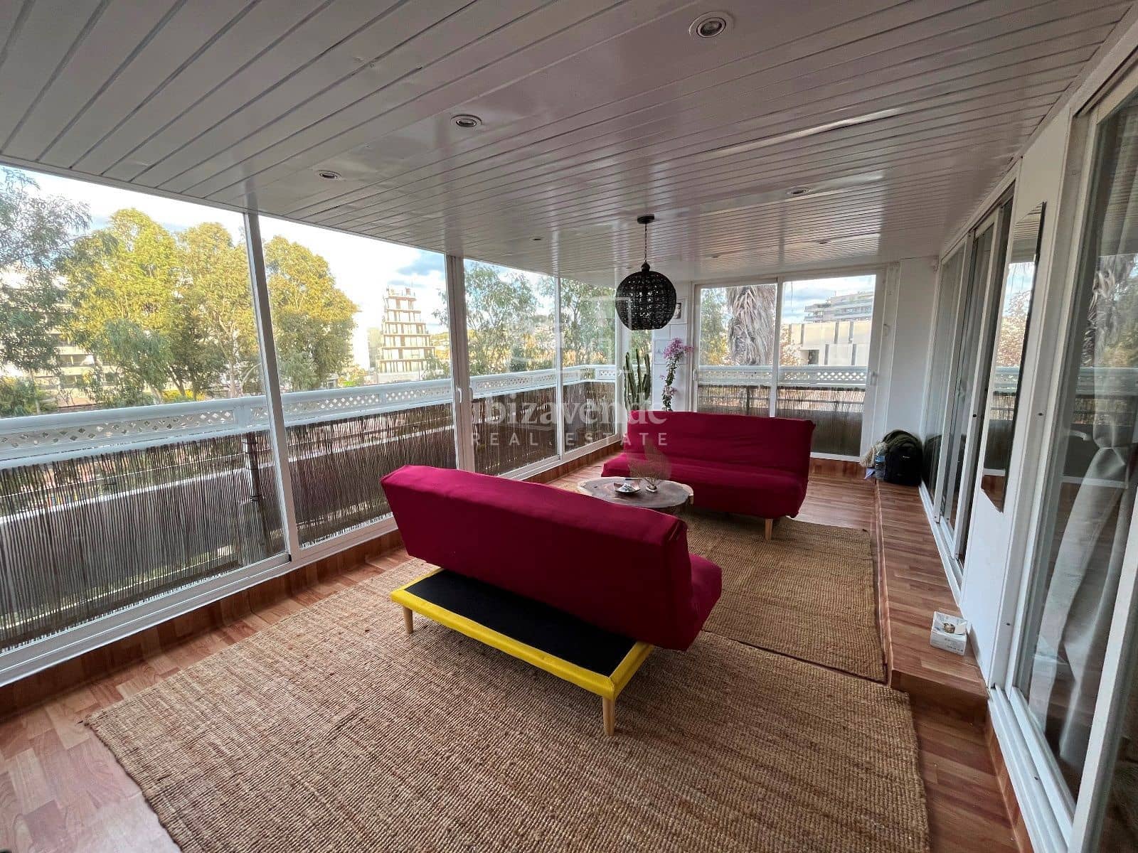 2 slaapkamer Flat te huur in Ibiza dorp met zwembad - € 5.850 (Ref: 7977830)