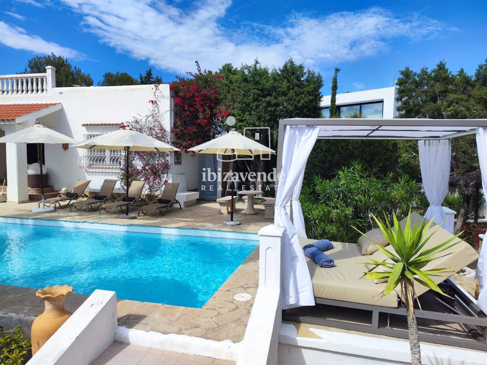 3 bedroom Villa for rent in Cala Tarida with pool garage - € 12,000 (Ref: 8591198)