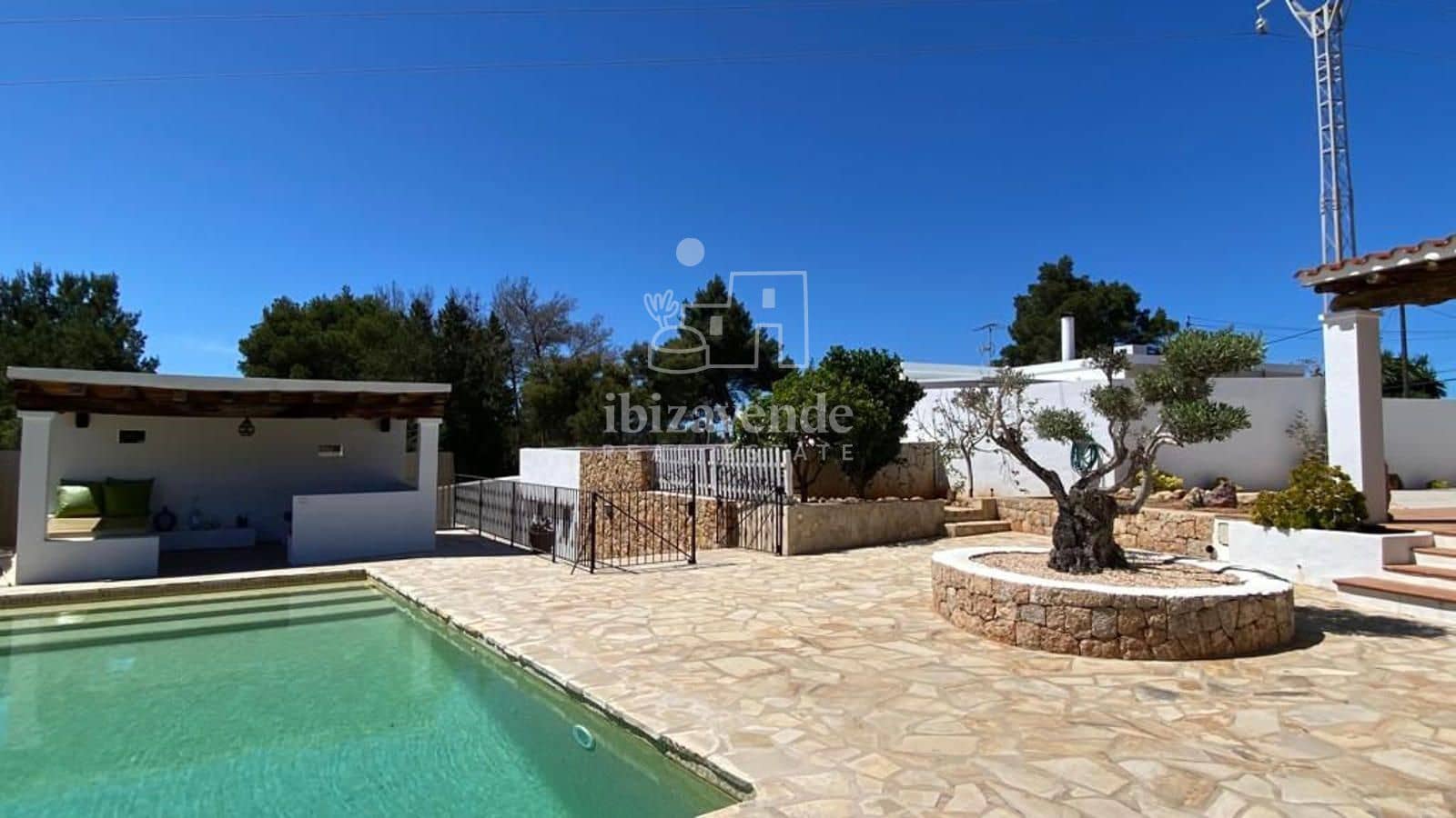 3 soverom Villa til salgs i Cala Llonga med svømmebasseng garasje - € 1 400 000 (Ref: 8692991)