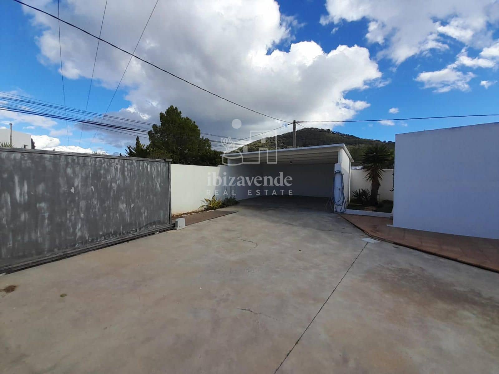 3 soverom Villa til salgs i Cala Llonga med svømmebasseng garasje - € 1 400 000 (Ref: 8692991)