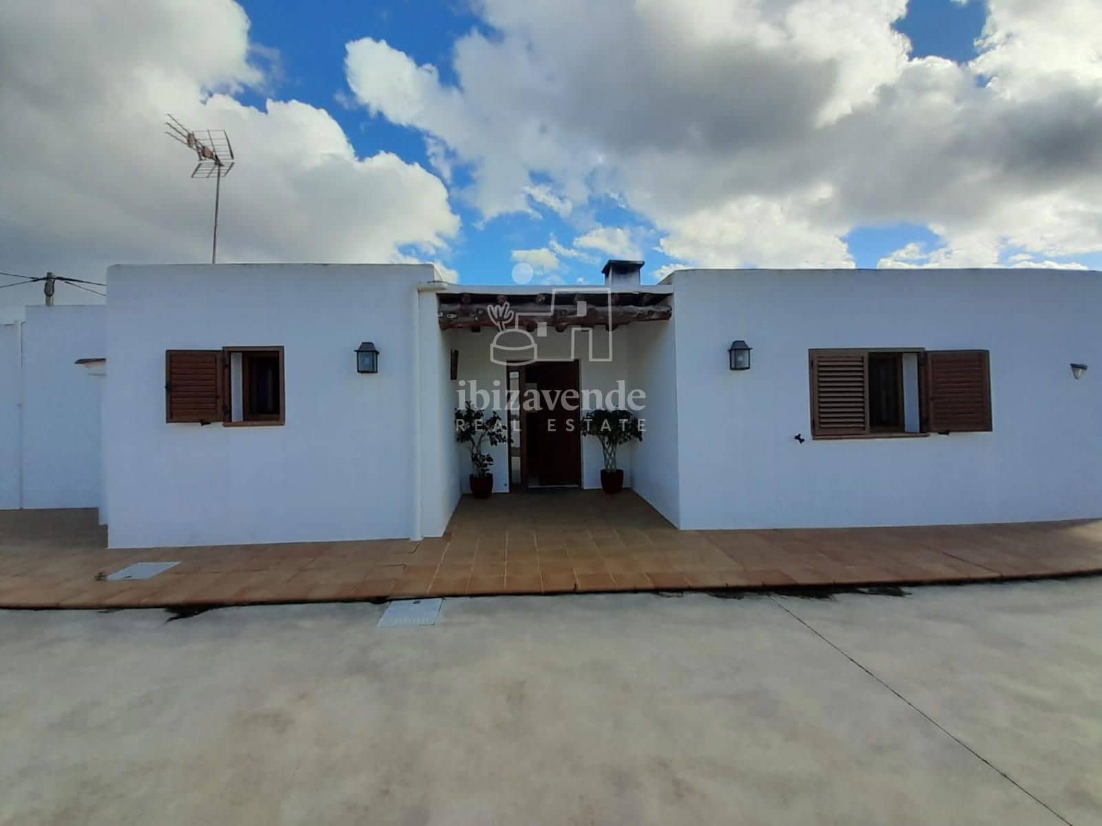 3 soverom Villa til salgs i Cala Llonga med svømmebasseng garasje - € 1 400 000 (Ref: 8692991)