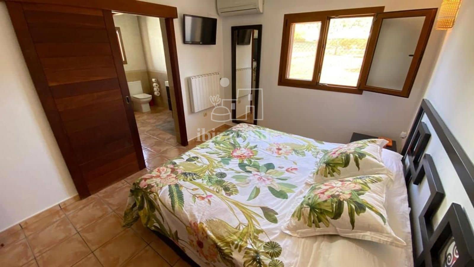 3 soverom Villa til salgs i Cala Llonga med svømmebasseng garasje - € 1 400 000 (Ref: 8692991)