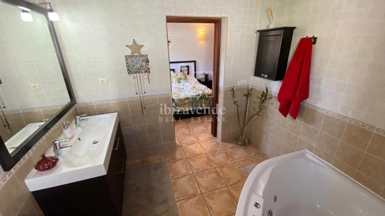 3 soverom Villa til salgs i Cala Llonga med svømmebasseng garasje - € 1 400 000 (Ref: 8692991)