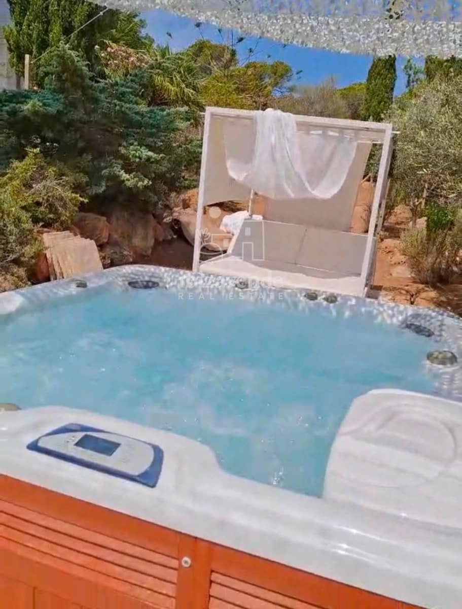 4 soveværelse Villa til leje i Cala Tarida med garage - € 8.000 (Ref: 8941528)