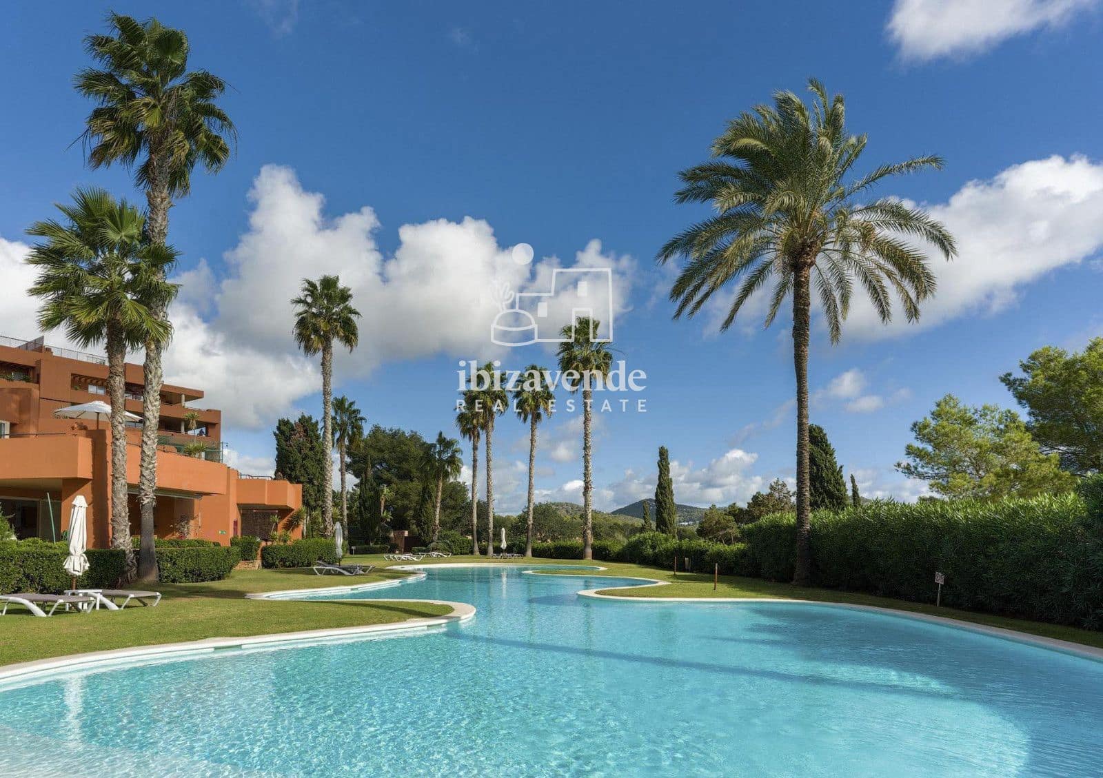 Appartement de 2 chambres à louer à Roca Llisa avec piscine garage - 2 000 € (Ref: 8988735)