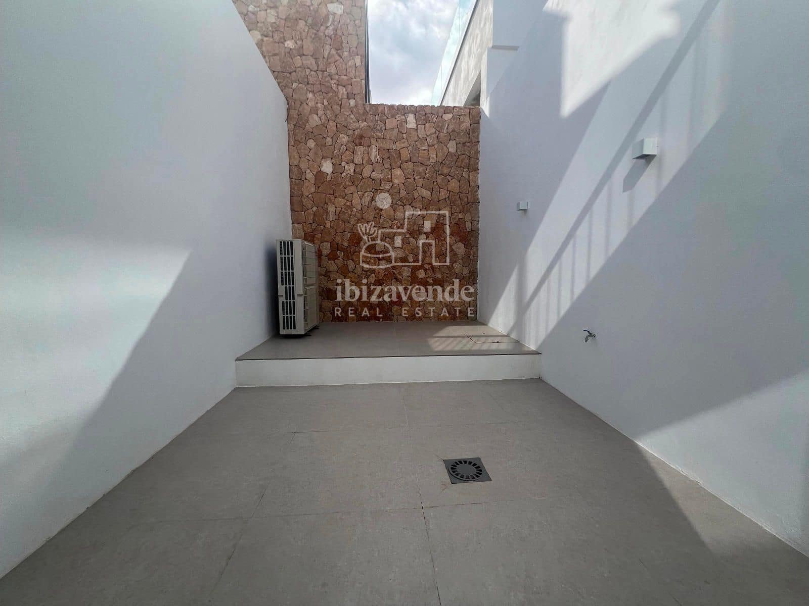 5 soveværelse Villa til leje i Santa Eulalia / Santa Eularia med swimmingpool garage - € 9.000 (Ref: 9035449)