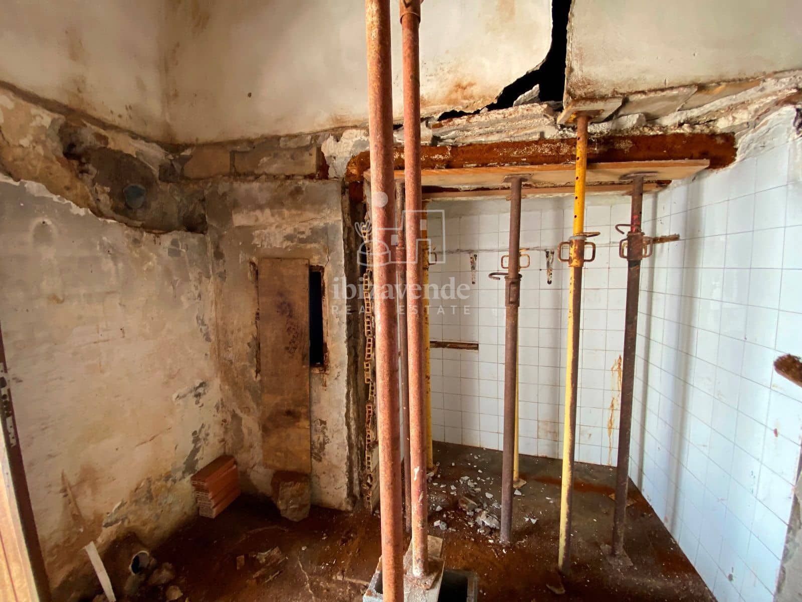 Commercieel te koop in Ibiza dorp - € 300.000 (Ref: 9041458)