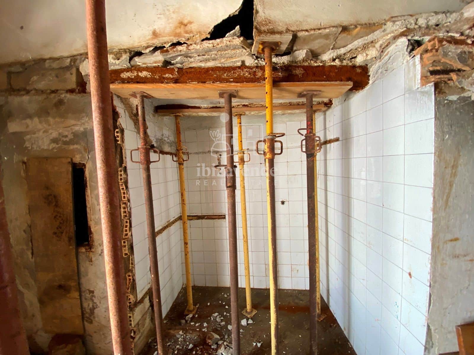 Commercieel te koop in Ibiza dorp - € 300.000 (Ref: 9041458)