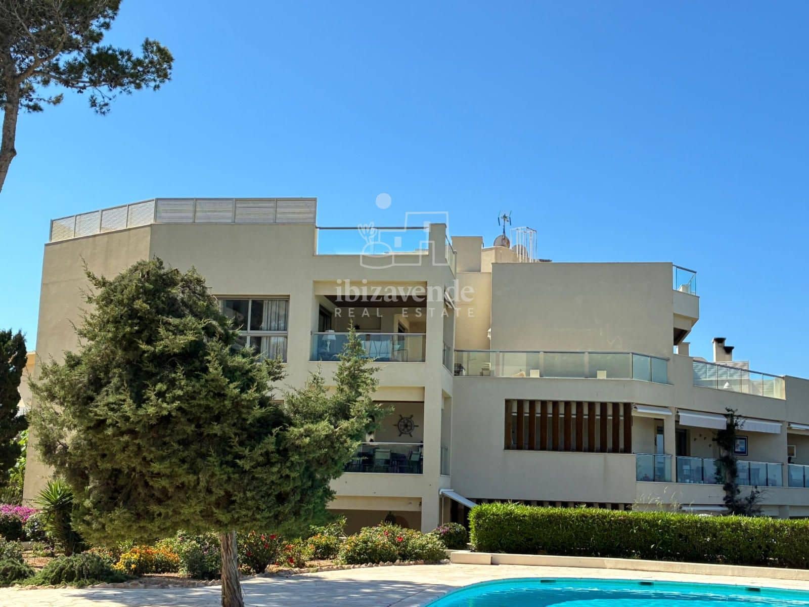 3 soverom Leilighet til leie i Cala Gracio med svømmebasseng garasje - € 2 500 (Ref: 9041561)