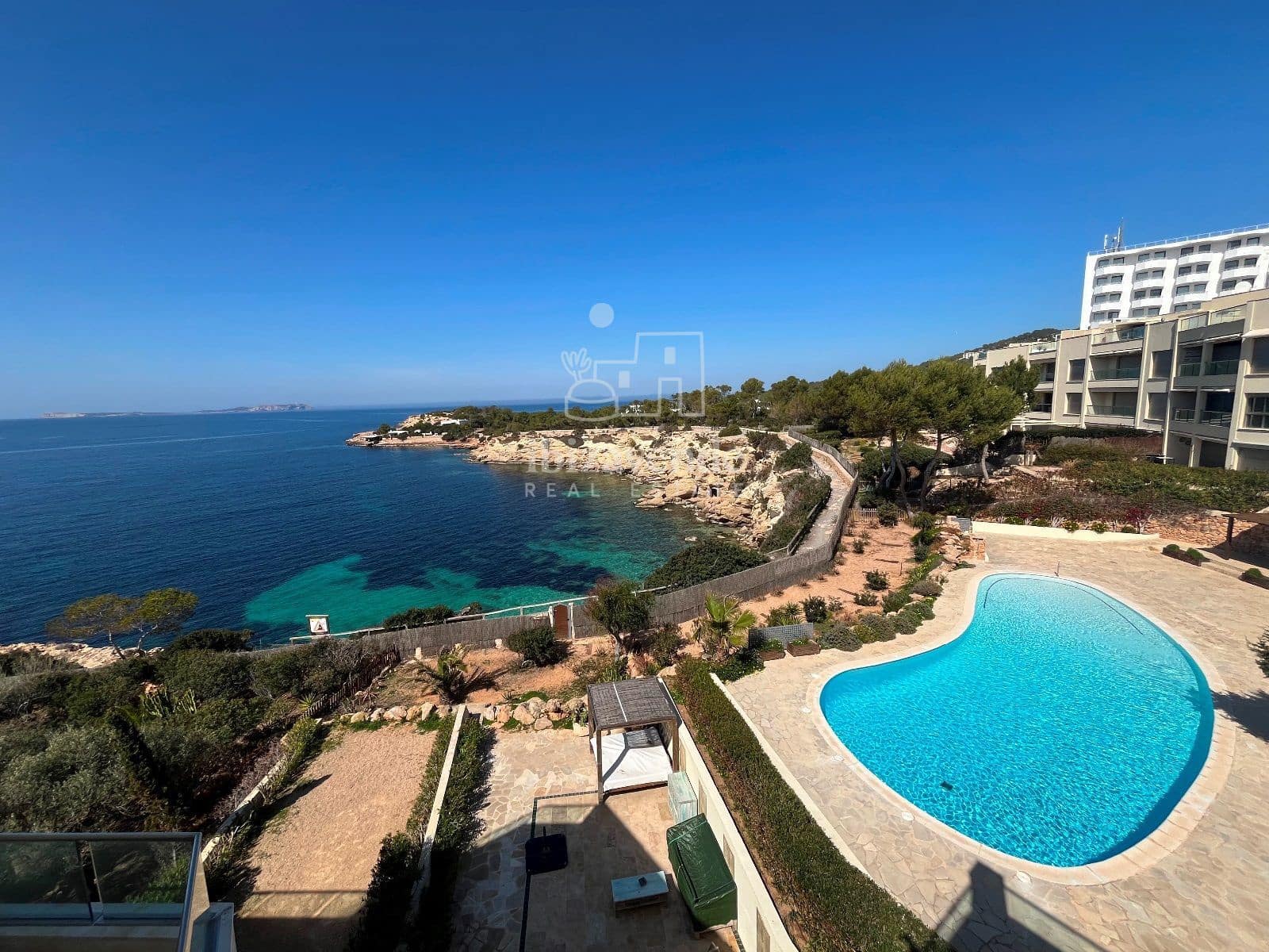 3 soverom Leilighet til leie i Cala Gracio med svømmebasseng garasje - € 2 500 (Ref: 9041561)