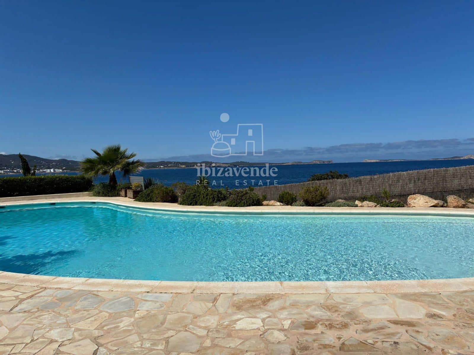 3 soverom Leilighet til leie i Cala Gracio med svømmebasseng garasje - € 2 500 (Ref: 9041561)