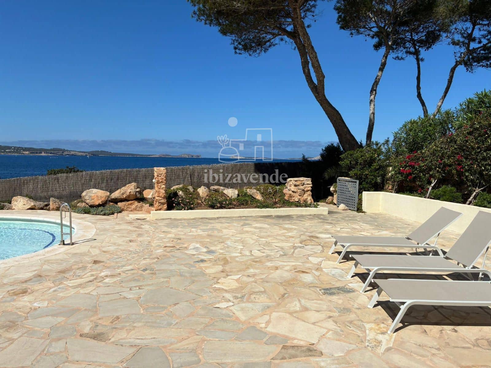 3 soverom Leilighet til leie i Cala Gracio med svømmebasseng garasje - € 2 500 (Ref: 9041561)