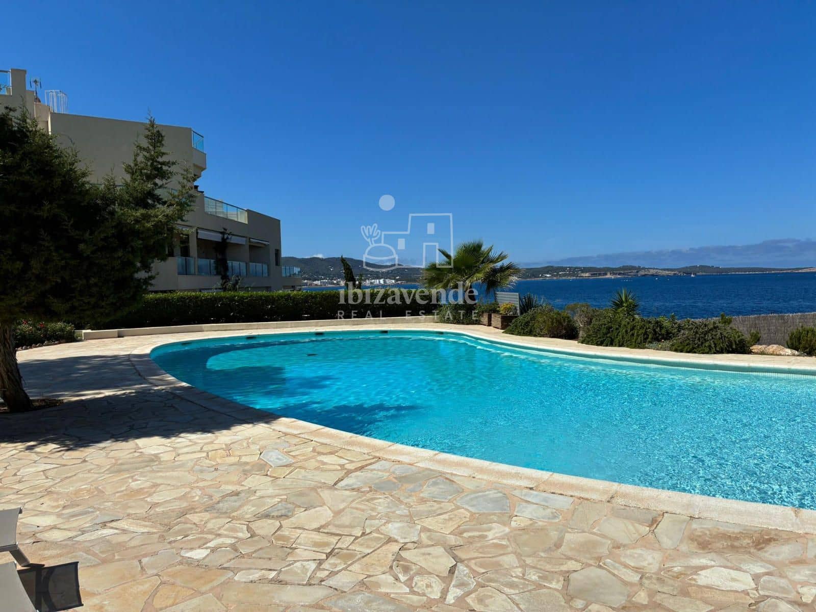 3 soverom Leilighet til leie i Cala Gracio med svømmebasseng garasje - € 2 500 (Ref: 9041561)