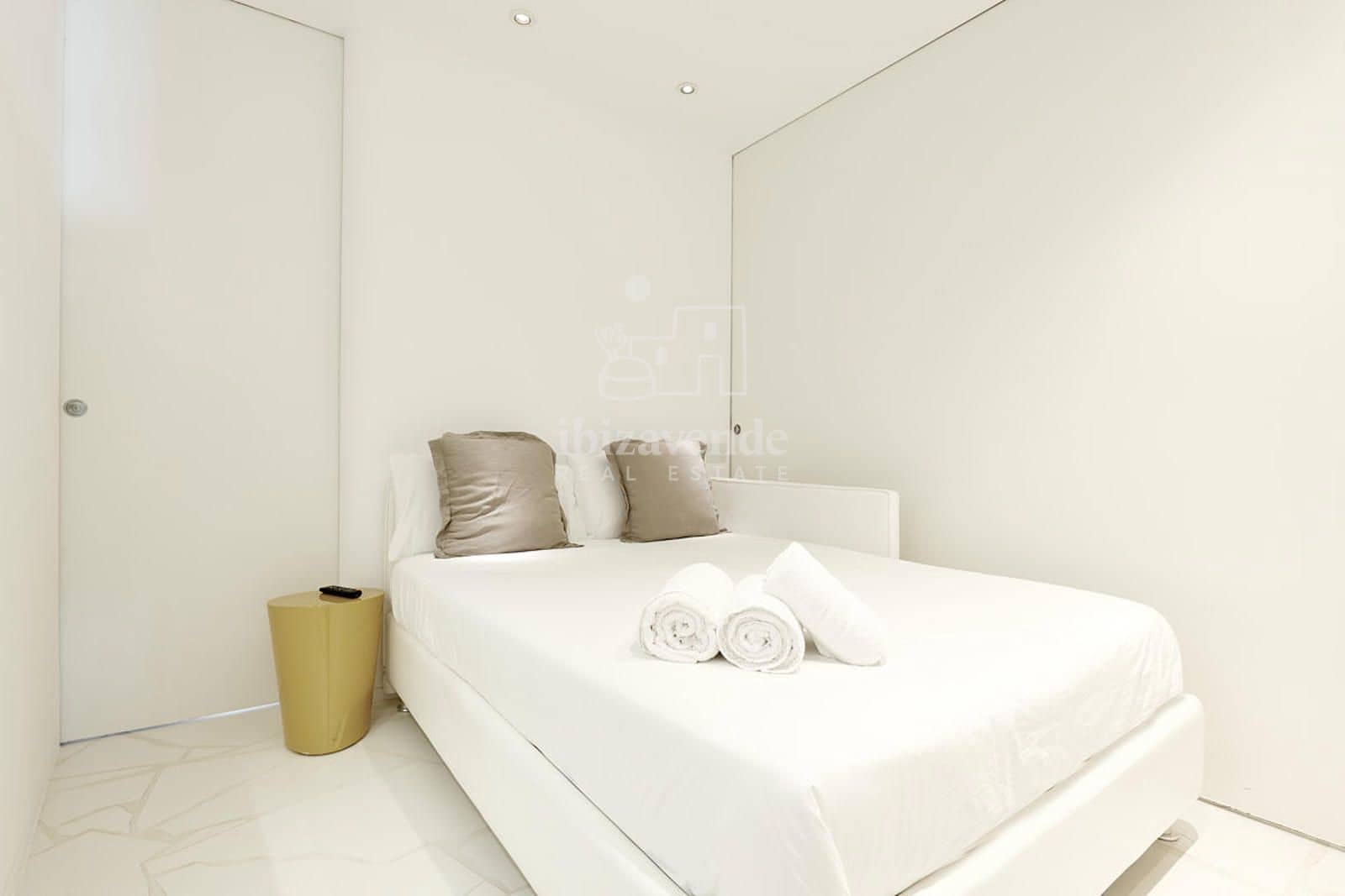 2 soverom Leilighet til salgs i Ibiza by med svømmebasseng garasje - € 1 200 000 (Ref: 9041770)