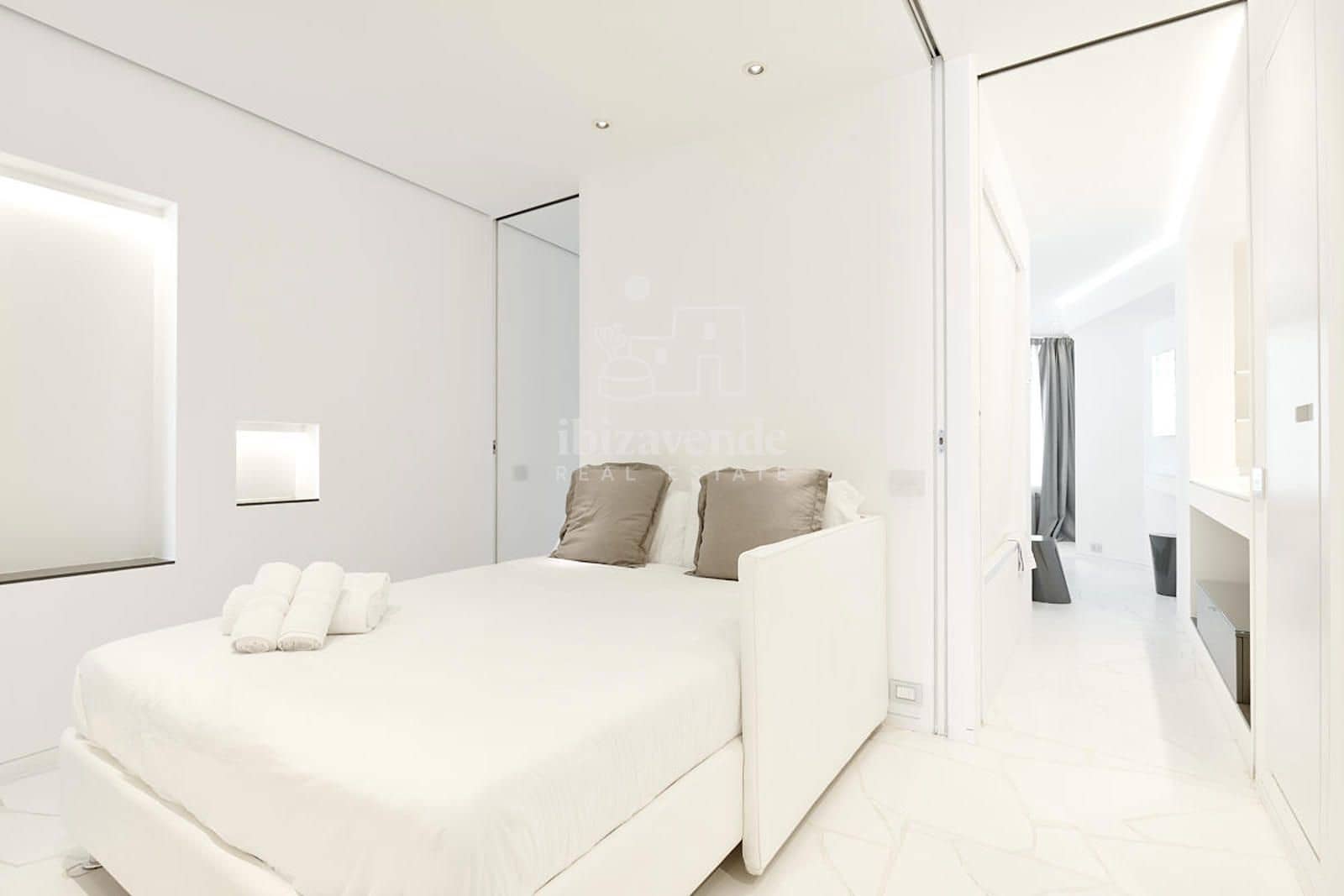 2 soverom Leilighet til salgs i Ibiza by med svømmebasseng garasje - € 1 200 000 (Ref: 9041770)