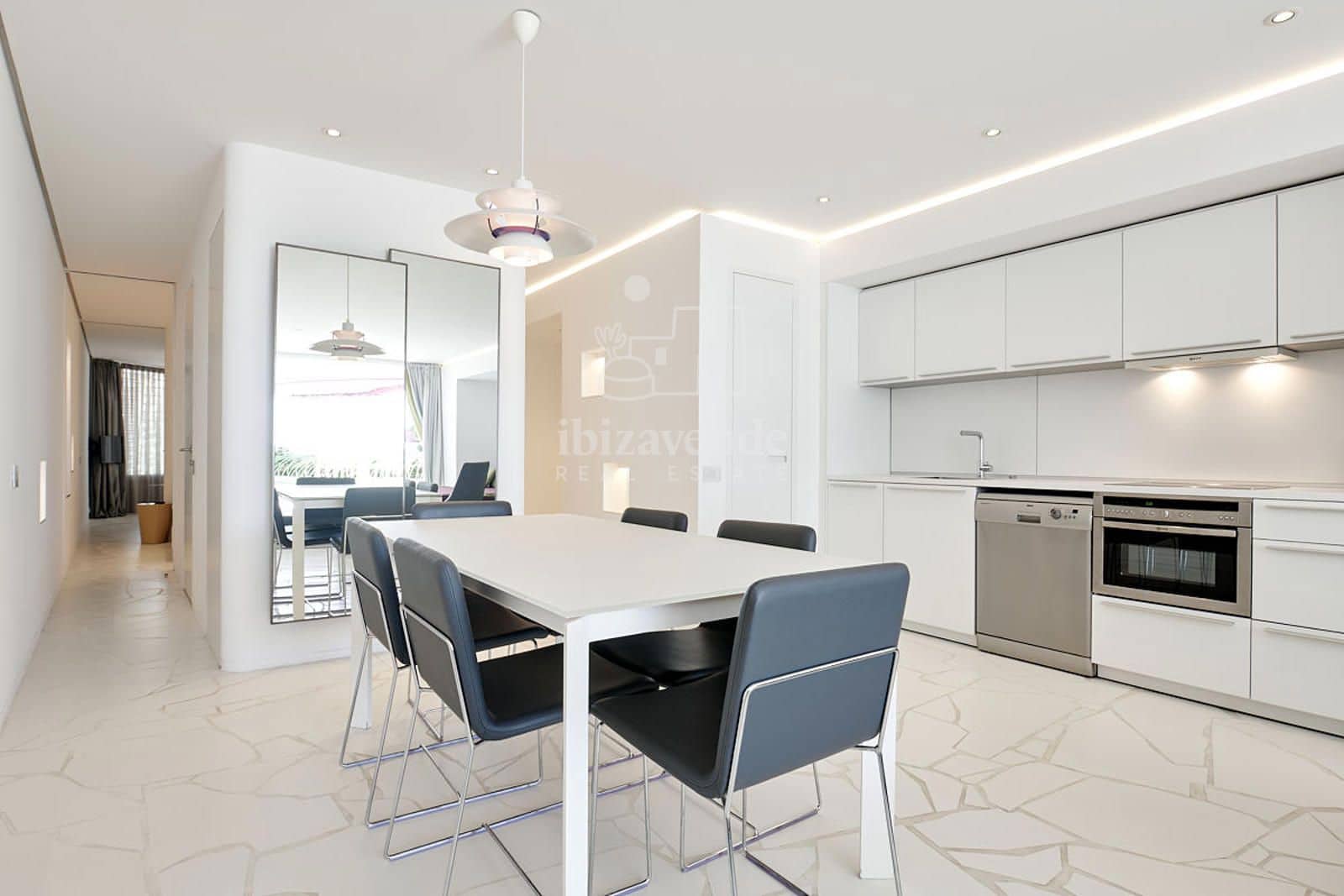 2 soverom Leilighet til salgs i Ibiza by med svømmebasseng garasje - € 1 200 000 (Ref: 9041770)