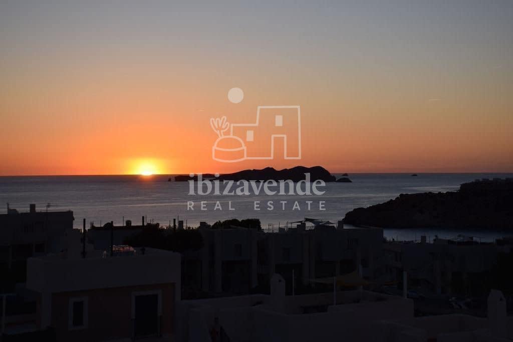 3 soverom Villa til salgs i Cala Tarida med svømmebasseng garasje - € 795 000 (Ref: 9041792)