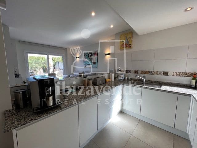 3 soverom Villa til salgs i Cala Tarida med svømmebasseng garasje - € 795 000 (Ref: 9041792)