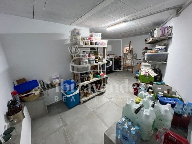 3 soverom Villa til salgs i Cala Tarida med svømmebasseng garasje - € 795 000 (Ref: 9041792)