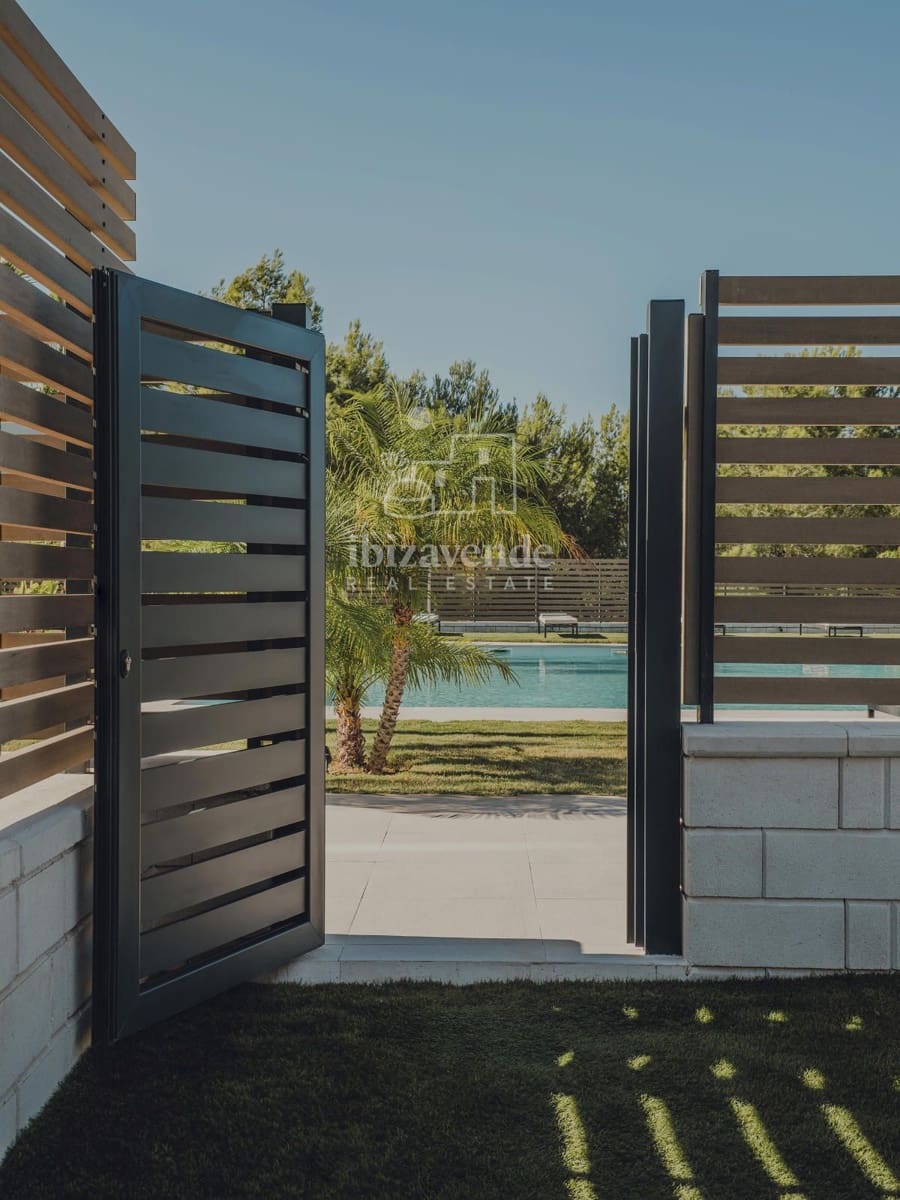 3 soverom Villa til salgs i Cala Tarida med svømmebasseng garasje - € 949 500 (Ref: 9041795)