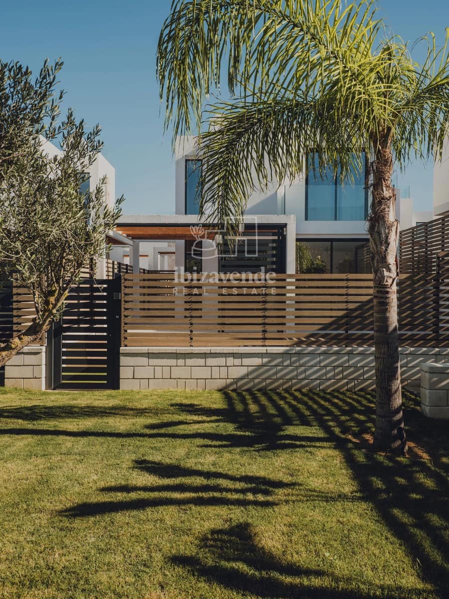 3 soverom Villa til salgs i Cala Tarida med svømmebasseng garasje - € 949 500 (Ref: 9041795)