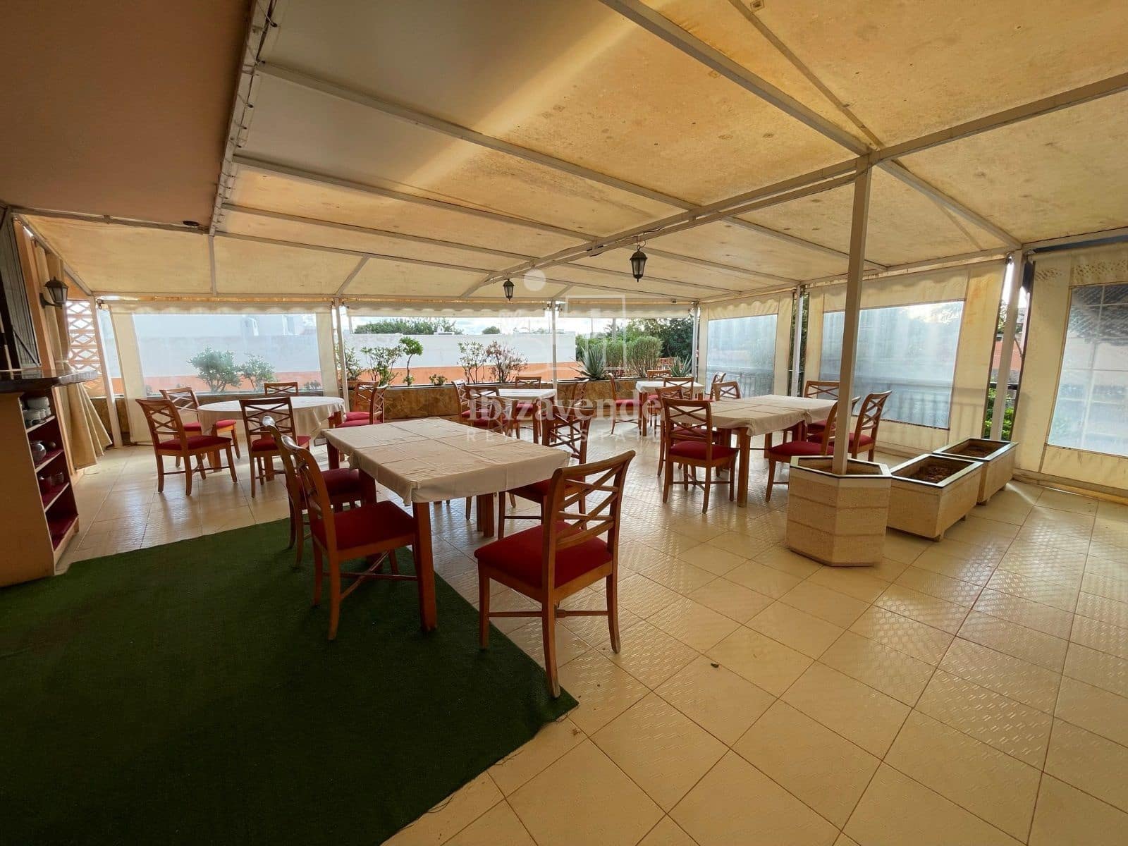 Restaurant/Bar til salgs i Playa d'en Bossa med garasje - € 2 300 000 (Ref: 9041802)