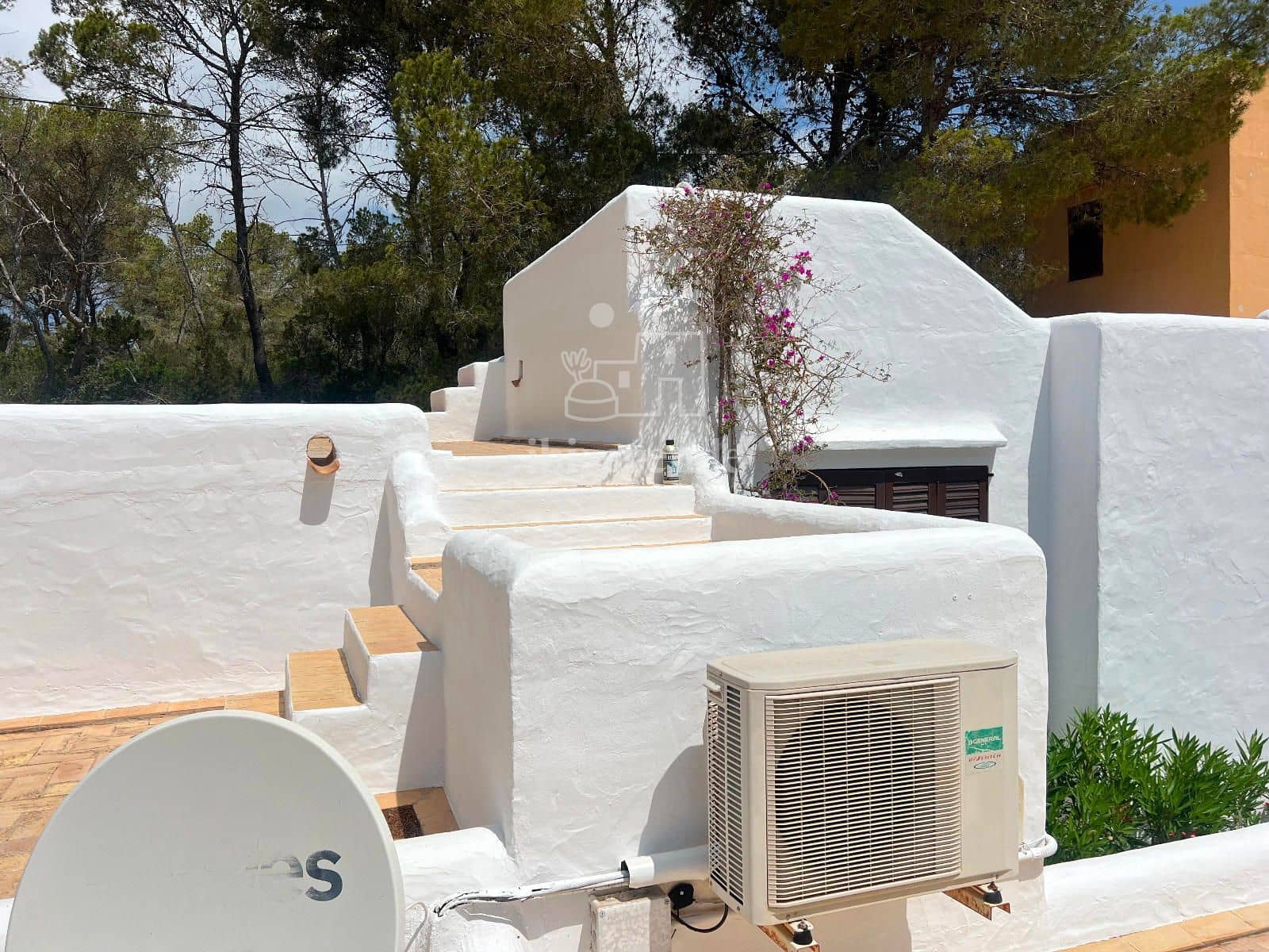 Villa/Maison de 2 chambres à louer à San Jose / Sant Josep de Sa Talaia avec piscine garage - 1 500 € (Ref: 9046324)