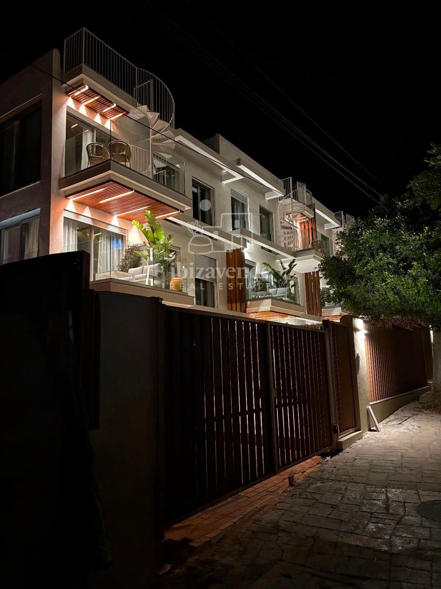 2 soverom Leilighet til salgs i Cala Gracio med svømmebasseng garasje - € 585 000 (Ref: 9049818)