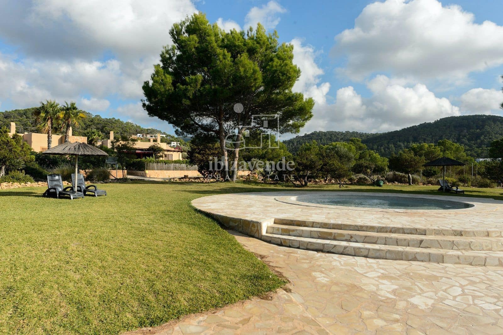 3 soveværelse Byhus til leje i Cala Moli med swimmingpool - € 2.500 (Ref: 9193002)