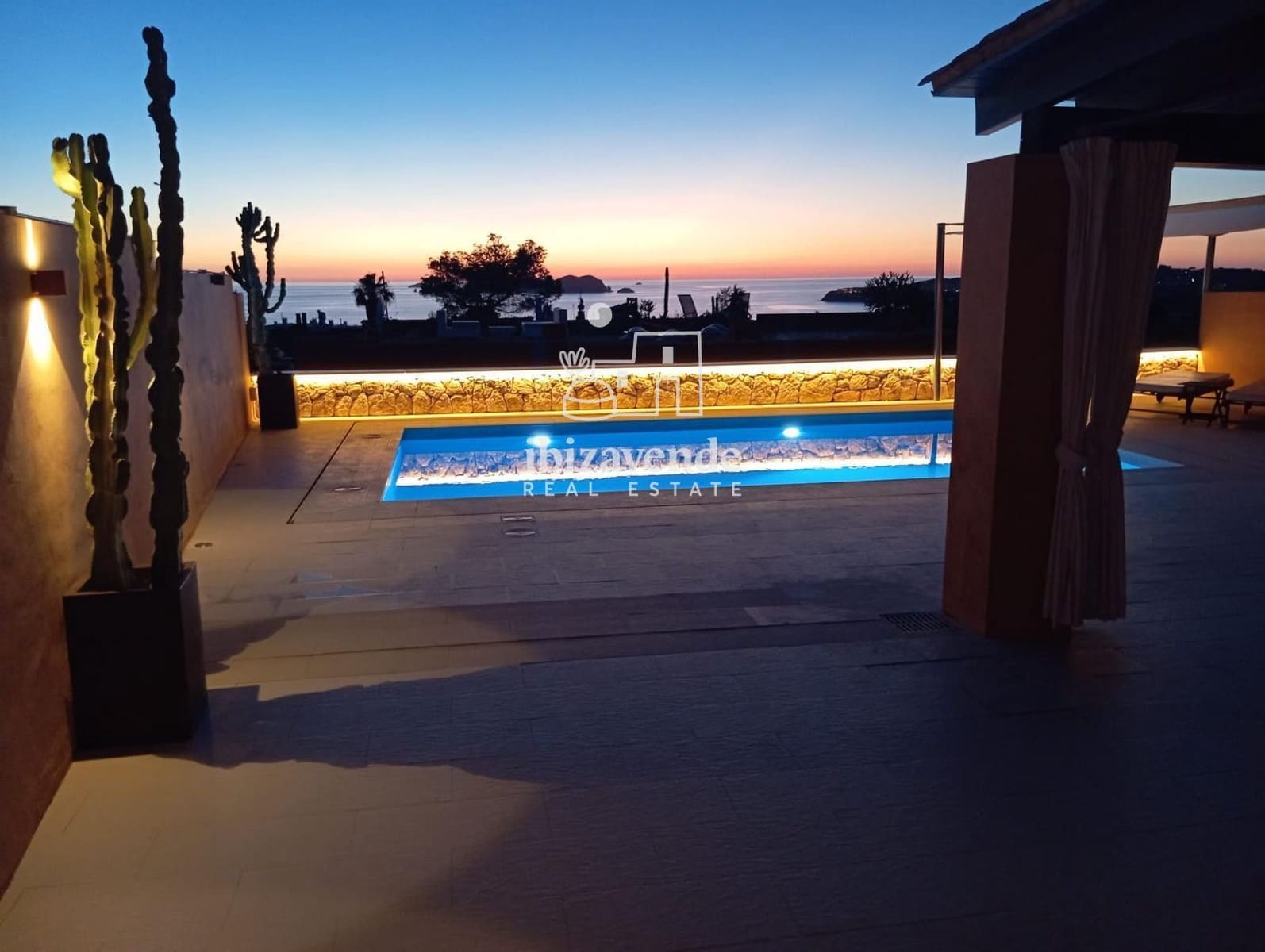 3 bedroom Townhouse for rent in Cala Moli with pool - € 2,800 (Ref: 9193002)