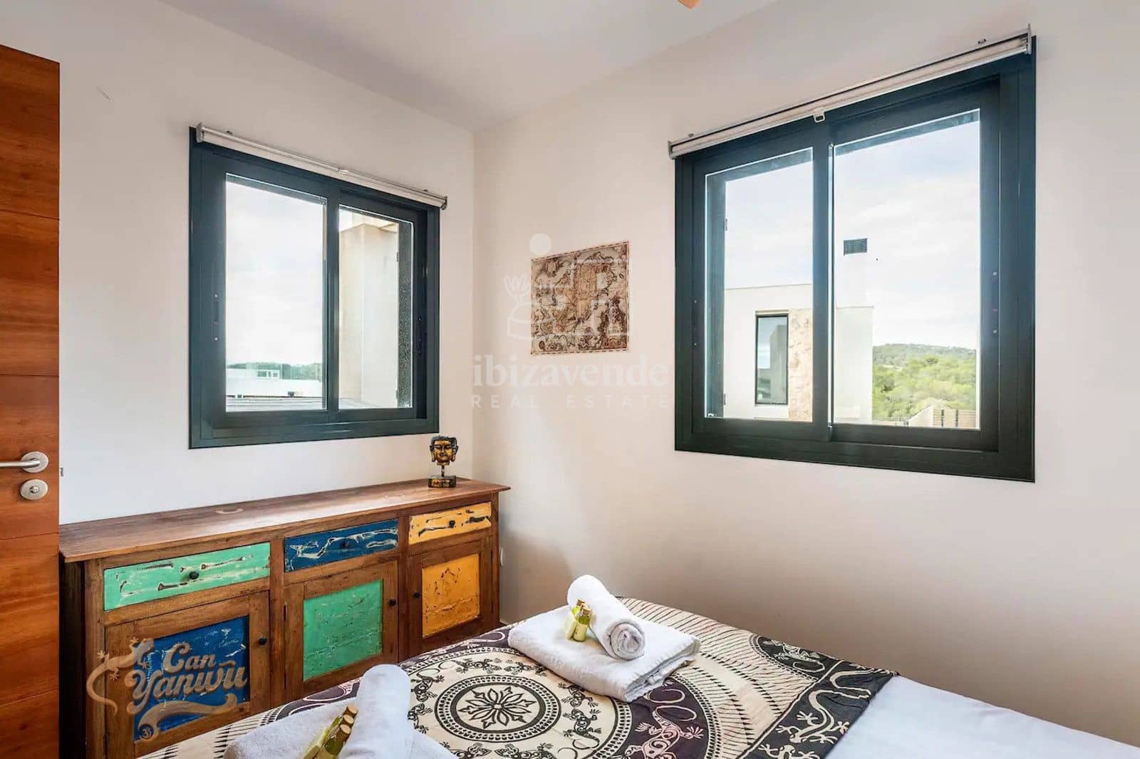 3 sypialnia Willa do wynajęcia w Cala Tarida z basenem garażem - 2 600 € (Ref: 9194980)