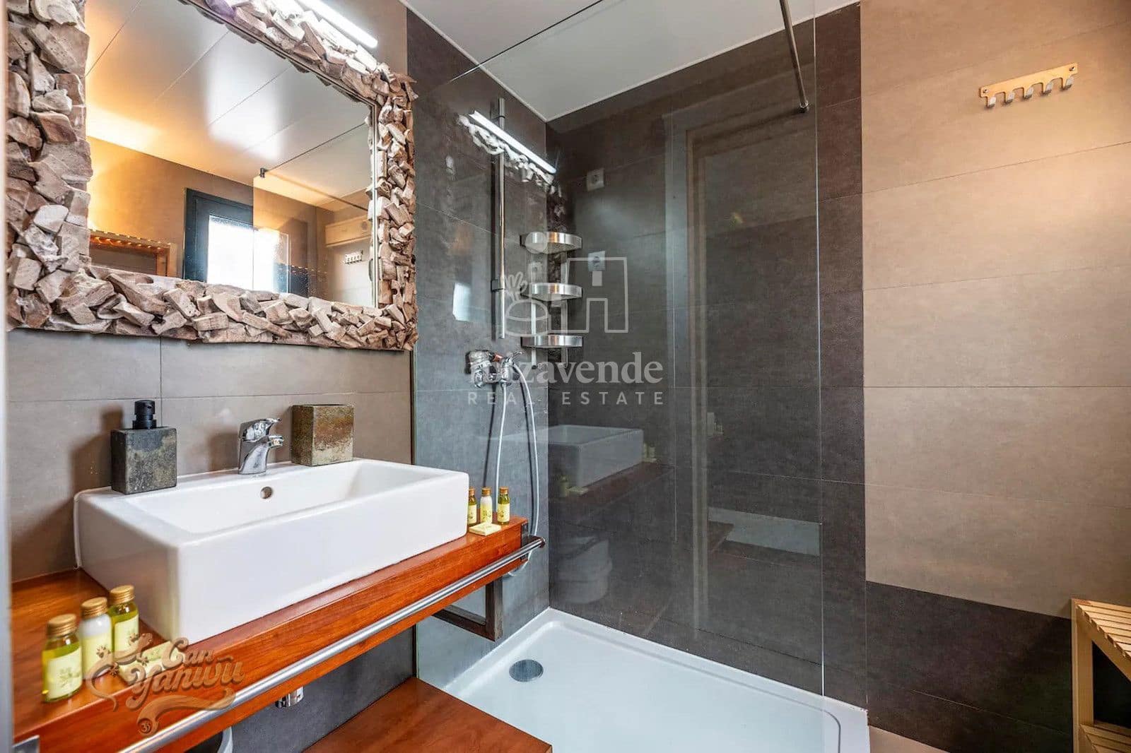 3 sypialnia Willa do wynajęcia w Cala Tarida z basenem garażem - 2 600 € (Ref: 9194980)