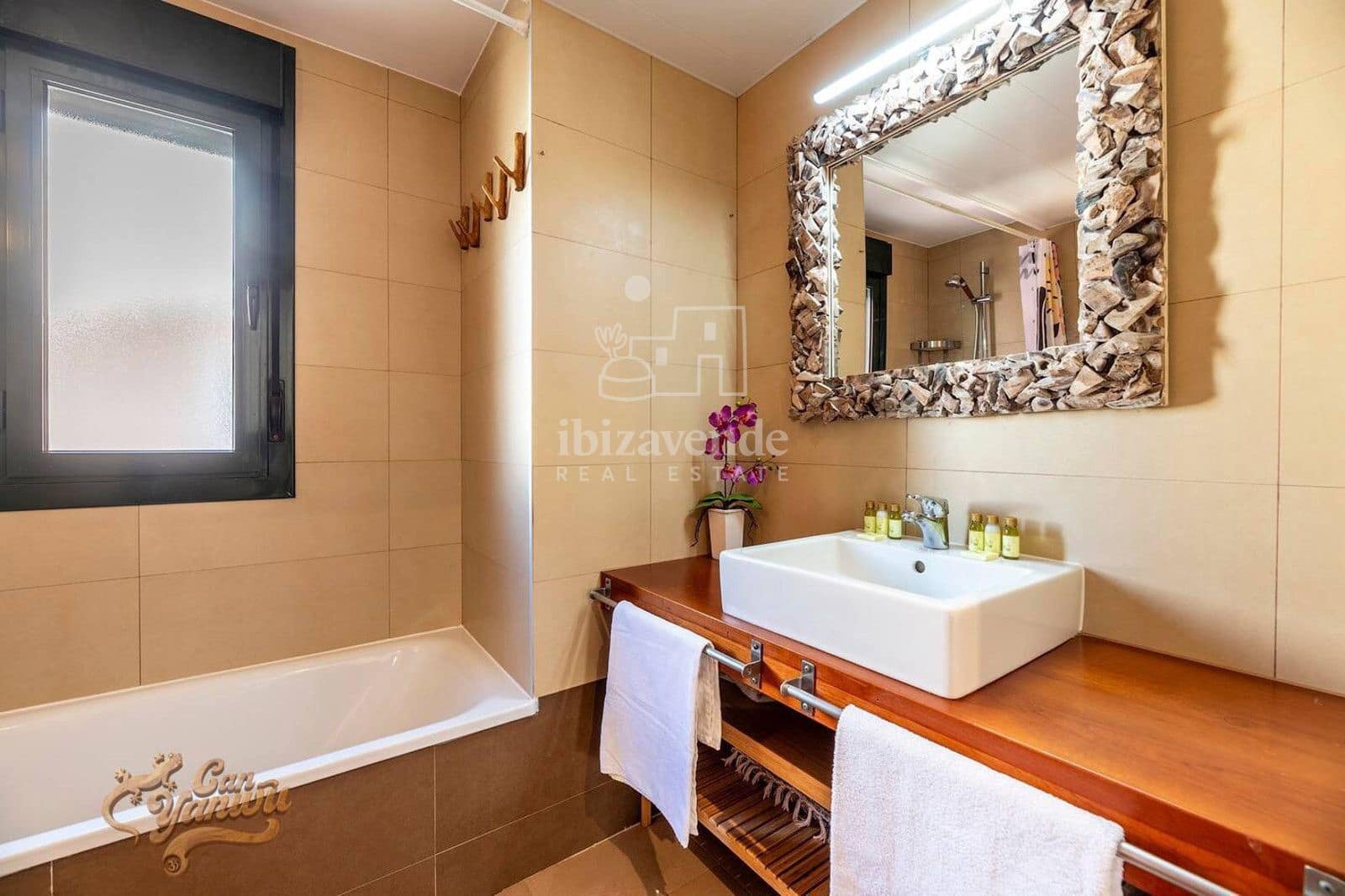 3 sypialnia Willa do wynajęcia w Cala Tarida z basenem garażem - 2 600 € (Ref: 9194980)