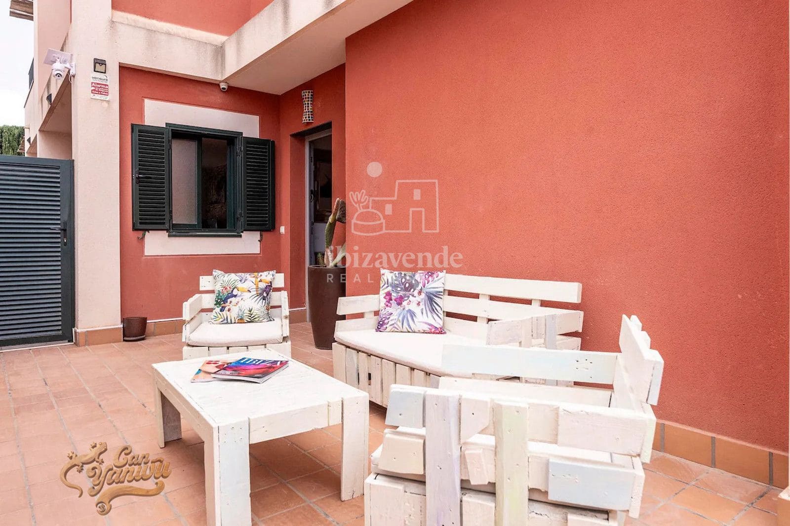 3 sypialnia Willa do wynajęcia w Cala Tarida z basenem garażem - 2 600 € (Ref: 9194980)