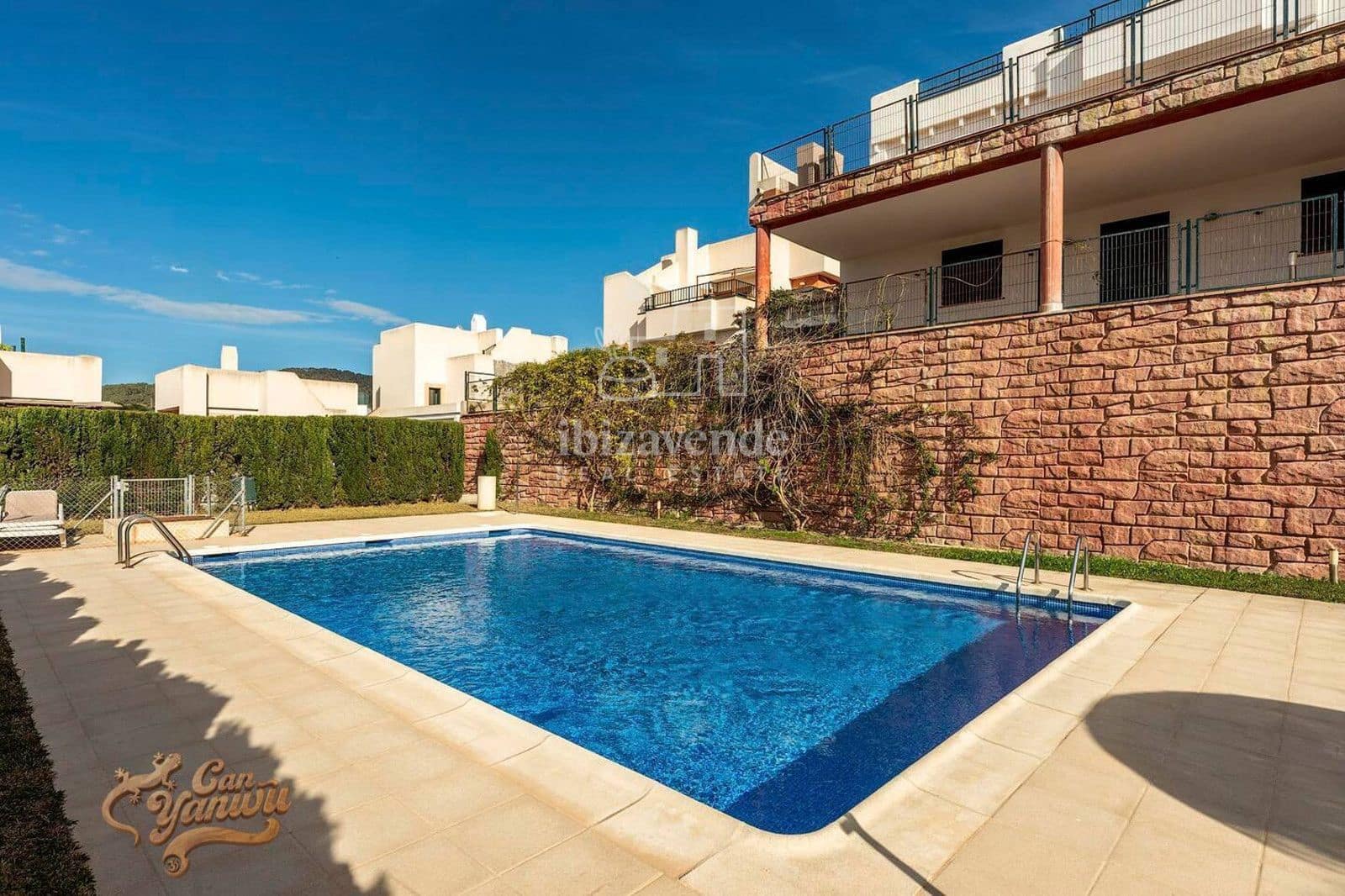 3 sypialnia Willa do wynajęcia w Cala Tarida z basenem garażem - 2 600 € (Ref: 9194980)