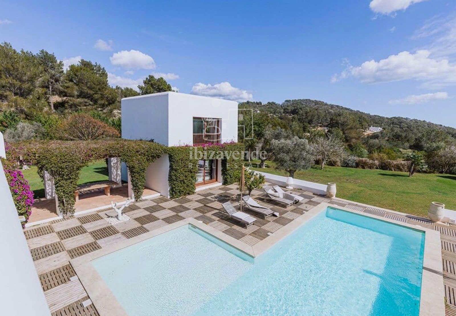 7 slaapkamer Villa te koop in Santa Eulalia / Santa Eularia met zwembad - € 9.900.000 (Ref: 9227386)