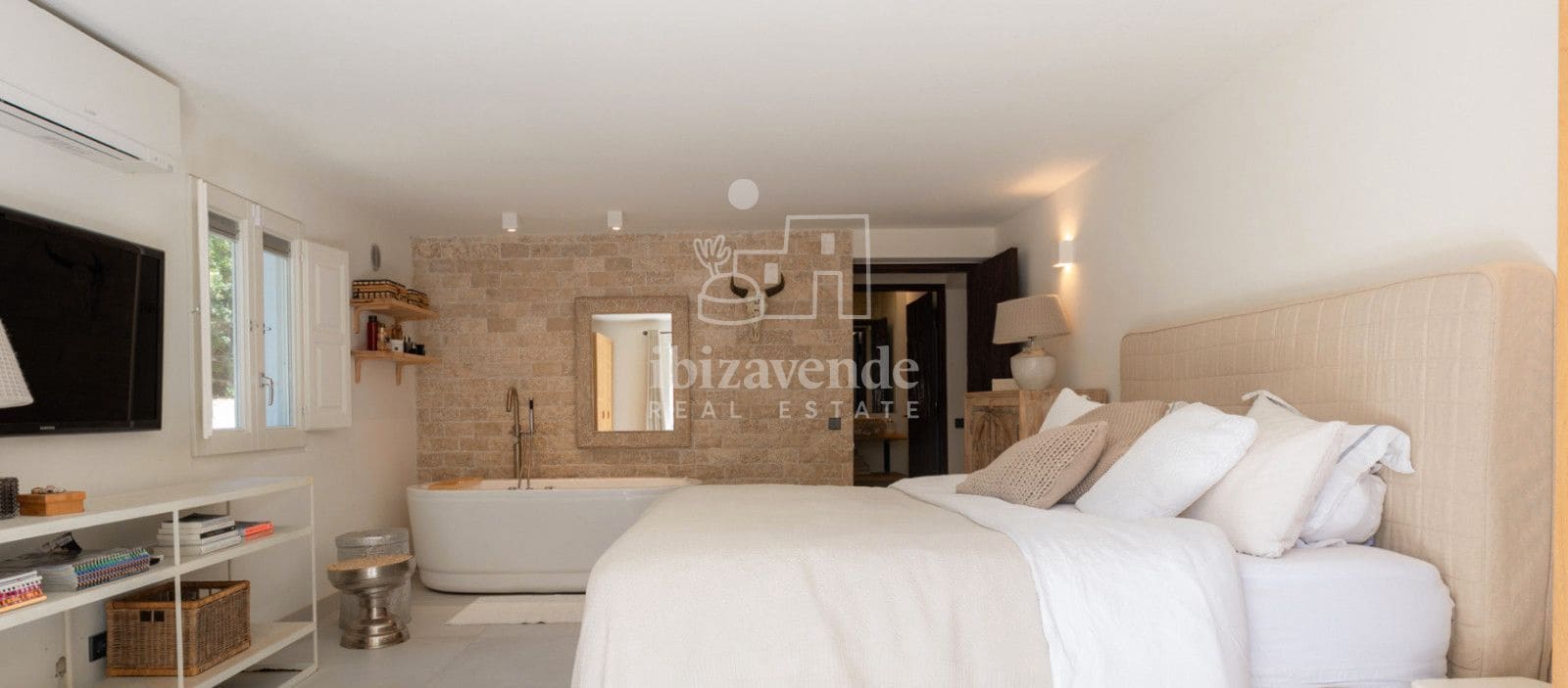 5 soverom Villa til salgs i Cala Jondal med svømmebasseng garasje - € 3 500 000 (Ref: 9240676)