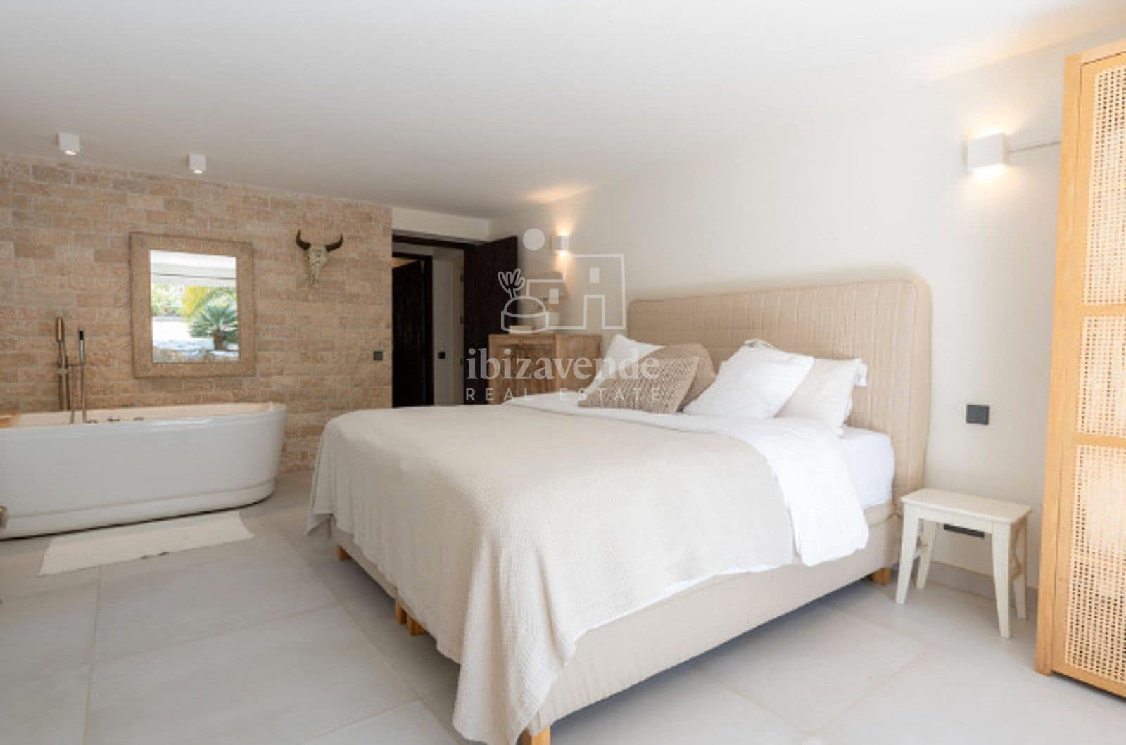 5 soverom Villa til salgs i Cala Jondal med svømmebasseng garasje - € 3 500 000 (Ref: 9240676)