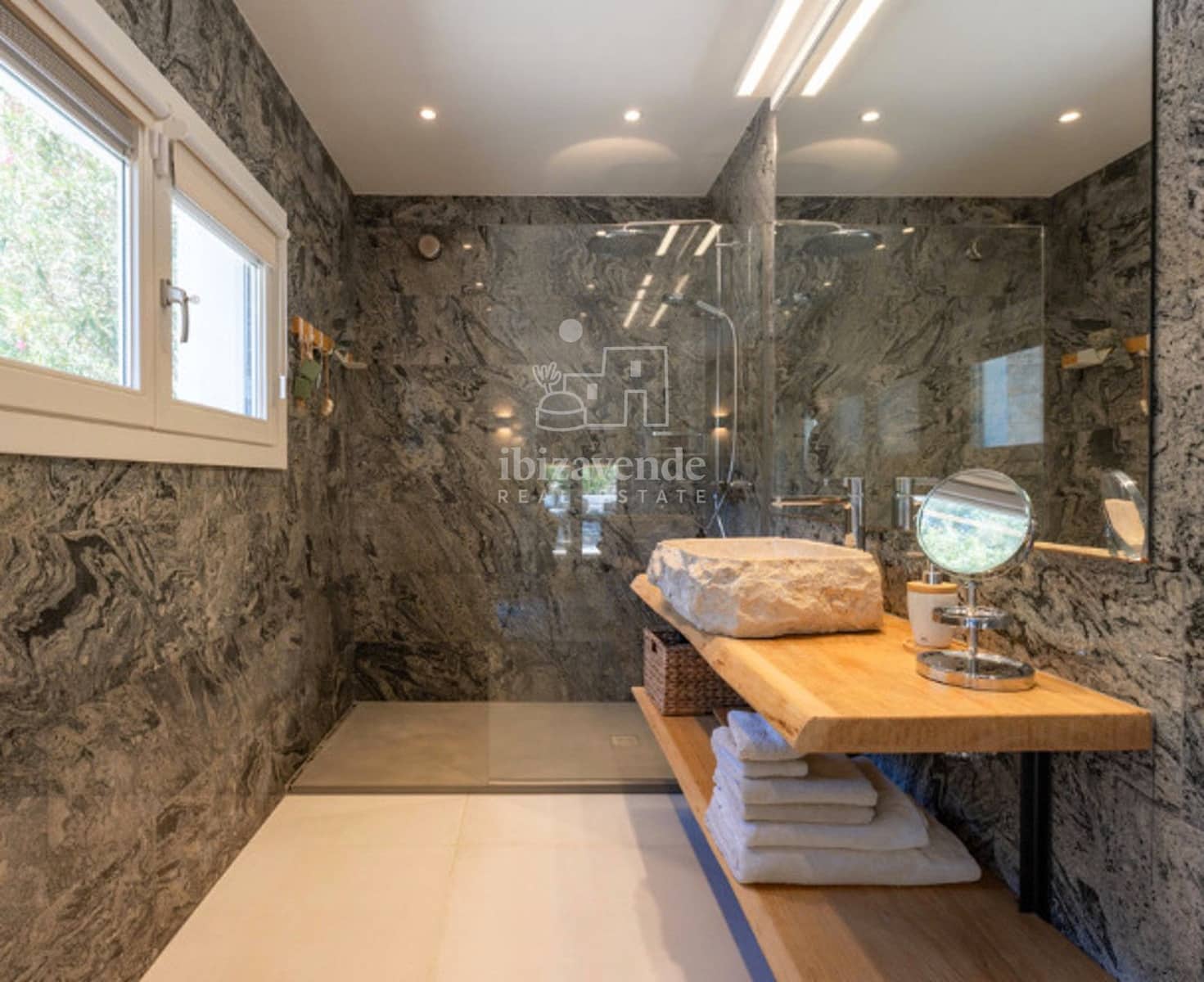 5 soverom Villa til salgs i Cala Jondal med svømmebasseng garasje - € 3 500 000 (Ref: 9240676)