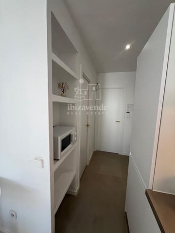 1 soveværelse Lejlighed til leje i La Siesta, Santa Eulalia / Santa Eularia med swimmingpool - € 1.600 (Ref: 9319946)