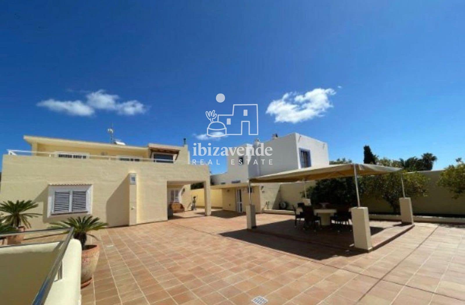 4 bedroom Villa for sale in Santa Gertrudis de Fruitera with pool garage - € 2,900,000 (Ref: 9343947)