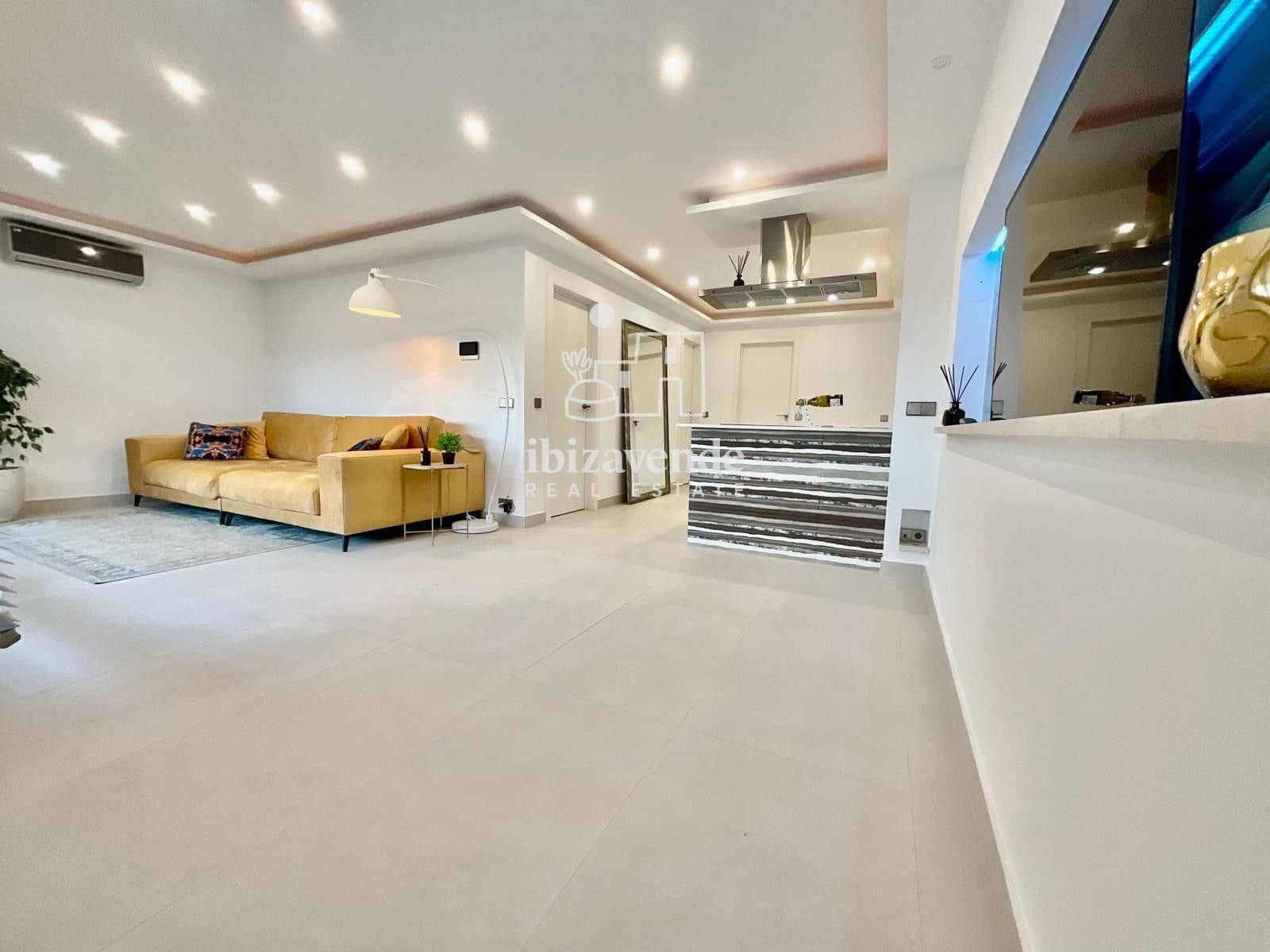 2 soverom Leilighet til leie i Ibiza by med svømmebasseng garasje - € 1 300 (Ref: 9407038)