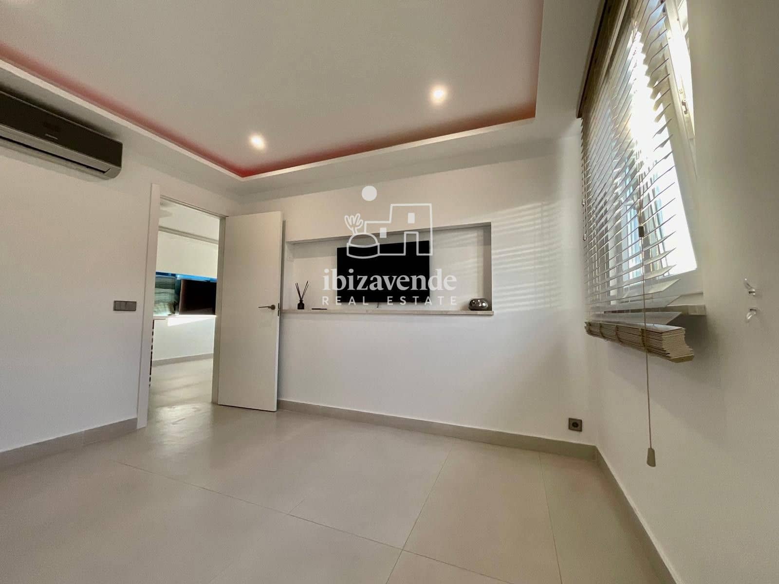 2 soverom Leilighet til leie i Ibiza by med svømmebasseng garasje - € 1 300 (Ref: 9407038)