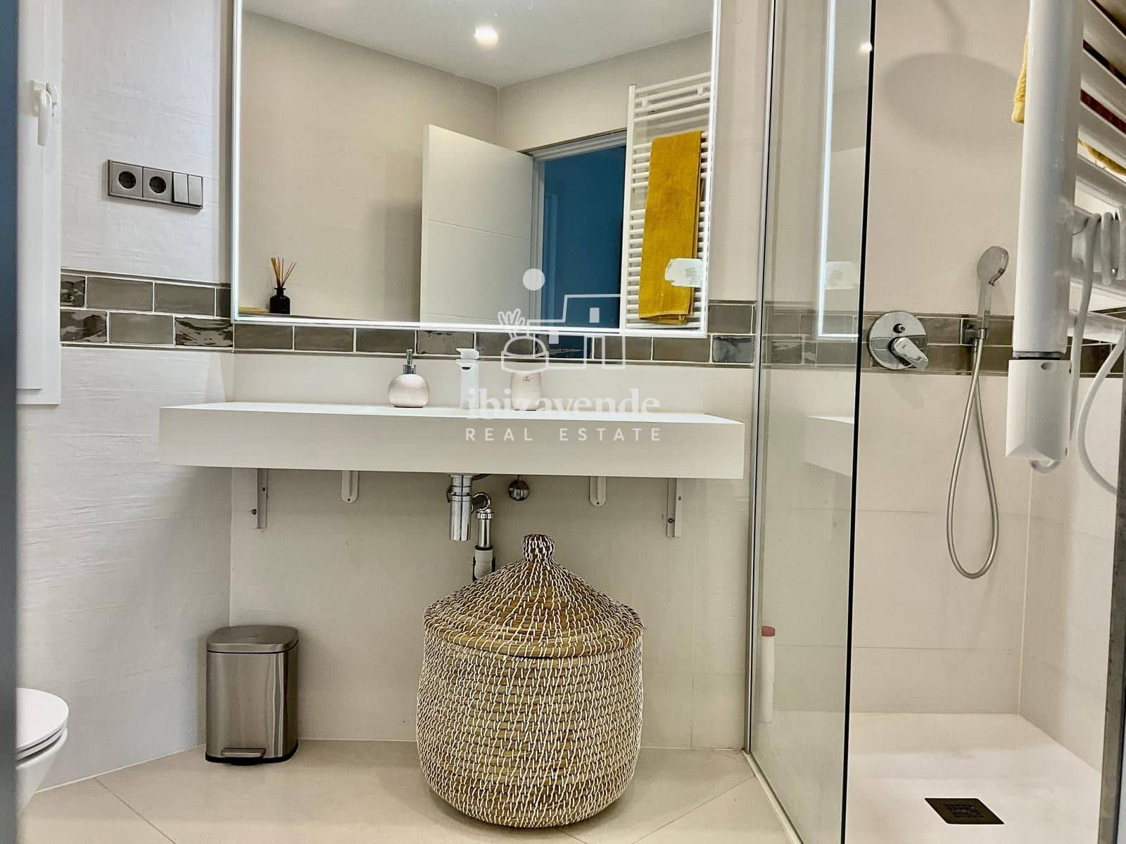 2 soverom Leilighet til leie i Ibiza by med svømmebasseng garasje - € 1 300 (Ref: 9407038)