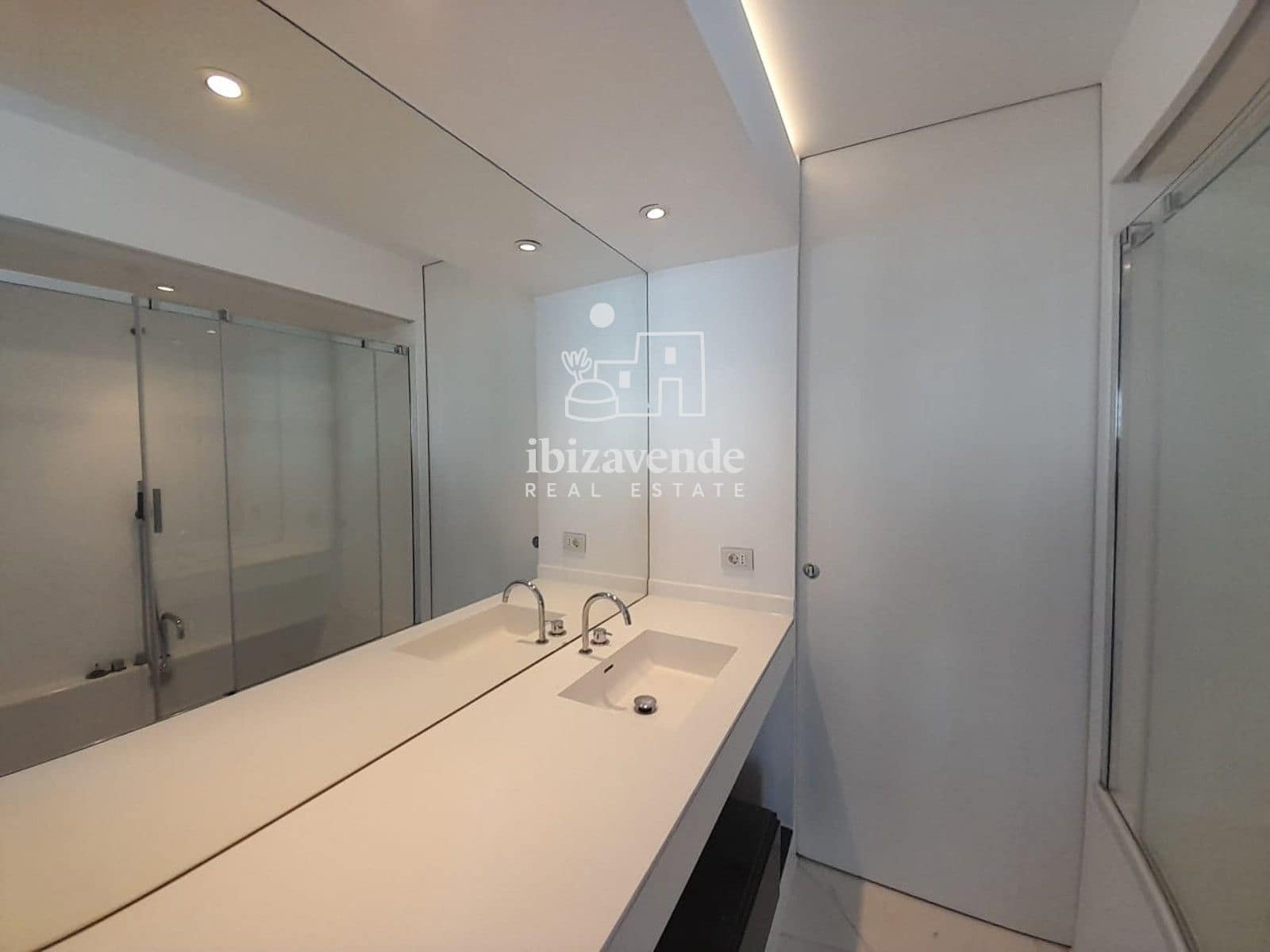 2 bedroom Flat for sale in Ibiza / Eivissa town with pool garage - € 1,220,000 (Ref: 9500745)