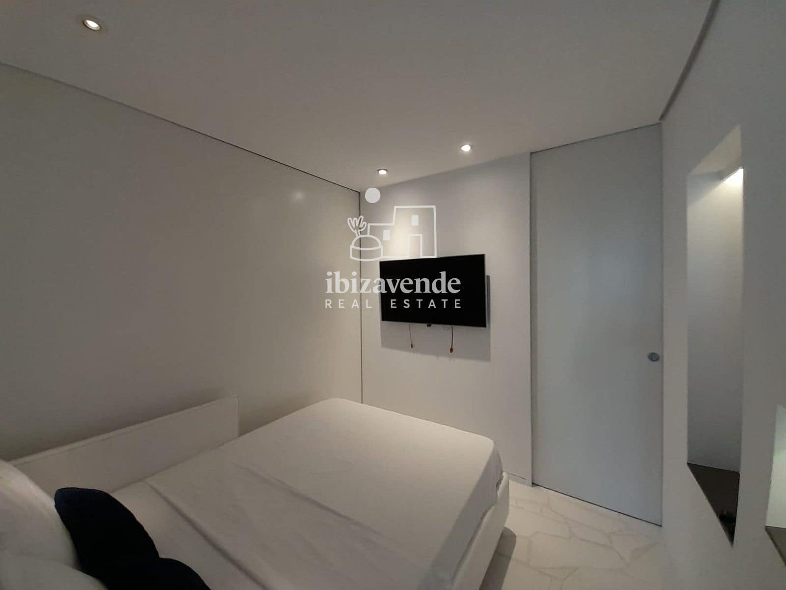 2 bedroom Flat for sale in Ibiza / Eivissa town with pool garage - € 1,220,000 (Ref: 9500745)