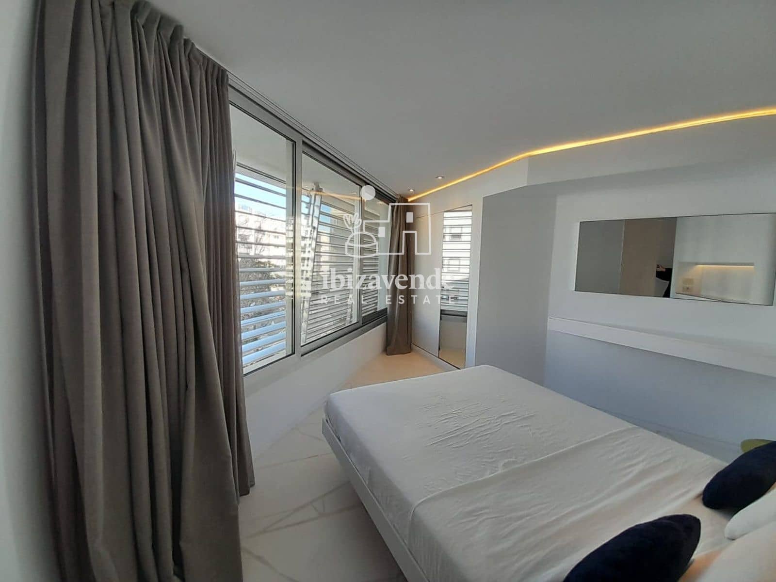 2 bedroom Flat for sale in Ibiza / Eivissa town with pool garage - € 1,220,000 (Ref: 9500745)