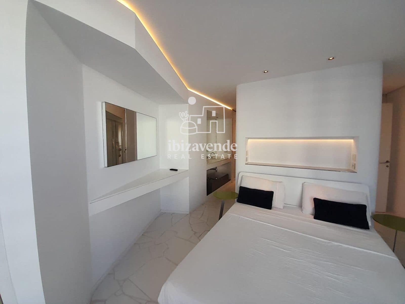 2 bedroom Flat for sale in Ibiza / Eivissa town with pool garage - € 1,220,000 (Ref: 9500745)